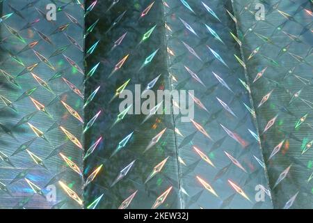 Riflessi iridescenti colorati e forme geometriche sulla superficie della crema solare. Sfondo astratto. Foto Stock