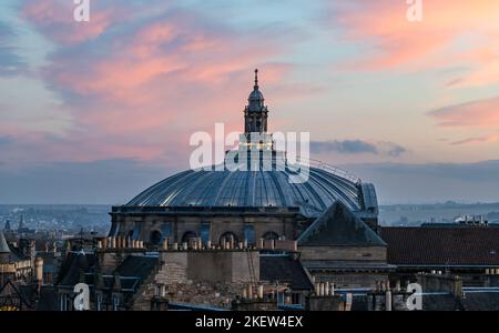 Edimburgo, Scozia, Regno Unito, 14th novembre 2022. UK Weather: Tramonto sul centro della città. Un bellissimo tramonto rosa e blu appare sul grande tetto a cupola della McEwan Hall. Credit: Sally Anderson/Alamy Live News Foto Stock