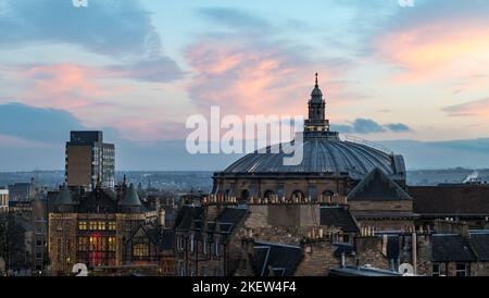 Edimburgo, Scozia, Regno Unito, 14th novembre 2022. UK Weather: Tramonto sul centro della città. Un bellissimo tramonto rosa e blu appare sul tetto a cupola della McEwan Hall con la Teviot Row House illuminata dalle luci di Natale. Credit: Sally Anderson/Alamy Live News Foto Stock