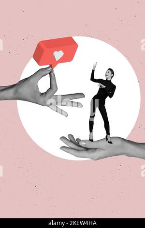 Collage creativo verticale di bella bella bella ragazza indossare abiti neri stand a mano guardare come isolato su sfondo di colore rosa Foto Stock