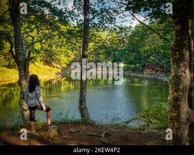 Lago scuro vicino al villaggio turistico di Cerreto Laghi nell'Appennino Tosco-Emiliano. Foto Stock