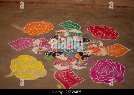 Popoli tribali che disegnano rangoli alla vigilia di Diwali Foto Stock