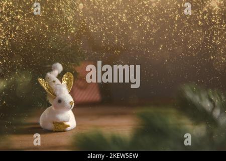 Un coniglio simbolo di 2023 tra le luci, ghirlande, alberi di Natale, calendario cinese anno simbolo con spazio copia Foto Stock