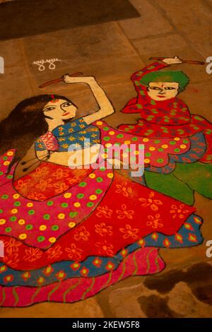 Popoli tribali che disegnano rangoli alla vigilia di Diwali Foto Stock