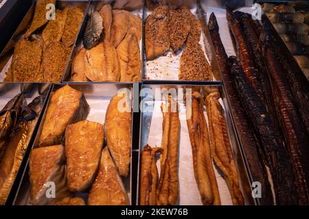 alcuni tipi diversi di pesce affumicato si trovano nell'esposizione di un negozio Foto Stock