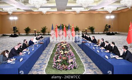 Bali, Indonesia. 14th Nov 2022. Il presidente DEGLI STATI UNITI Joe Biden (L) e il presidente cinese Xi Jinping (R) si incontrano a margine del vertice del G20 a Nusa Dua, sull'isola turistica indonesiana di Bali, lunedì 14 novembre 2022. Photo by Chinese Foreign Ministry Press Office/UPI Credit: UPI/Alamy Live News Foto Stock