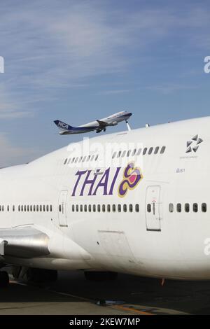 Aerei (a terra e in volo) all'aeroporto di Narita Tokyo nel 2010 Foto Stock