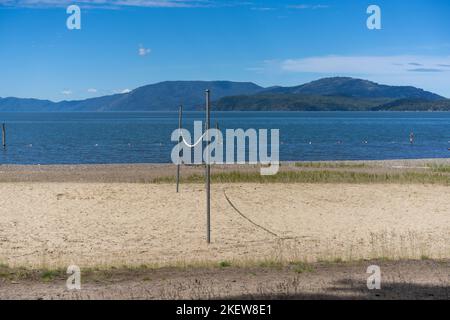 Il lago Pend Oreille, vicino a Hope, Idaho, è un tesoro dello stato di Gem che attira famiglie locali e visitatori lontani in una straordinaria esperienza all'aperto. Foto Stock