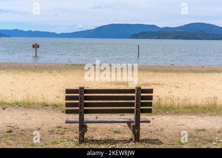 Il lago Pend Oreille, vicino a Hope, Idaho, è un tesoro dello stato di Gem che attira famiglie locali e visitatori lontani in una straordinaria esperienza all'aperto. Foto Stock