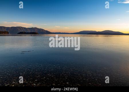 Il lago Pend Oreille, vicino a Hope, Idaho, è un tesoro dello stato di Gem che attira famiglie locali e visitatori lontani in una straordinaria esperienza all'aperto. Foto Stock