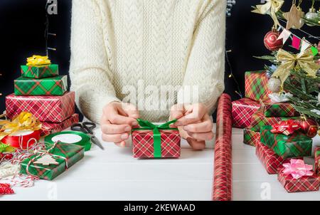 Passo per passo Foto istruzioni per la confezione di un regalo di Natale, passo 4 - Tie un nastro in una prua. Foto Stock