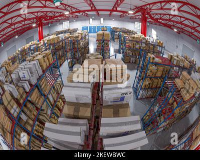 vista grandangolare fisheye dell'interno di un magazzino. rendering 3d Foto Stock