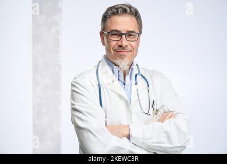 Medico di mezza età in camice da laboratorio. Medico amichevole, medico generico. Adulto medio, uomo di età matura, sorridente felice. Ritratto isolato su bianco. Foto Stock
