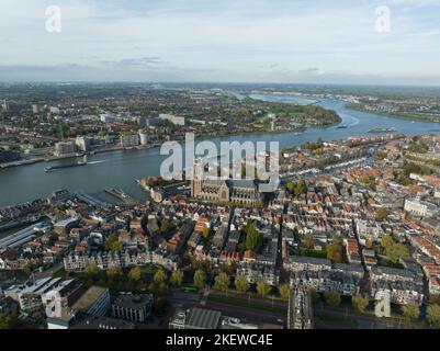 Centro di Dordrecht, Dordt, Olanda del Sud, skyline dei Paesi Bassi lungo il canale del fiume Oude Maas. Grote Kerk e patrimonio storico tradizionale Foto Stock