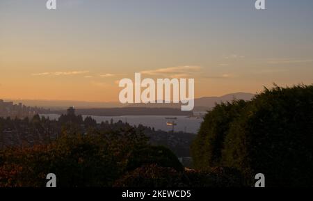 Splendido tramonto sullo skyline di Vancouver durante un giorno di novembre in autunno Foto Stock