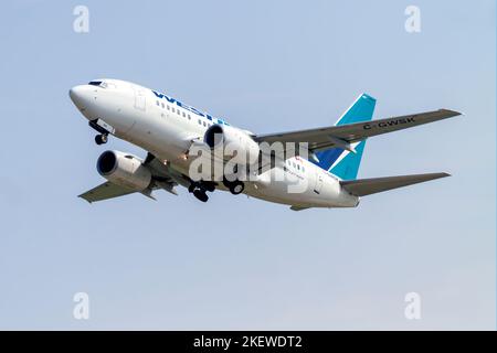 Un aereo di linea passeggeri commerciale WestJet 737-600 poco dopo il decollo dall'aeroporto internazionale di Londra a Londra, Ontario, Canada. Foto Stock