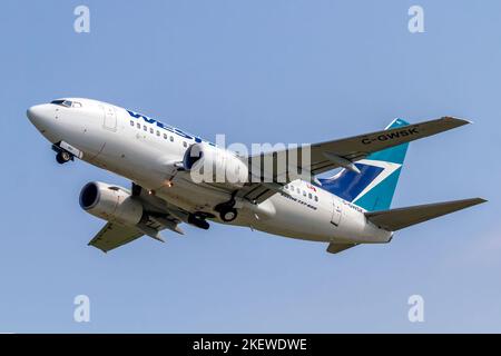 Un aereo di linea passeggeri commerciale WestJet 737-600 poco dopo il decollo dall'aeroporto internazionale di Londra a Londra, Ontario, Canada. Foto Stock