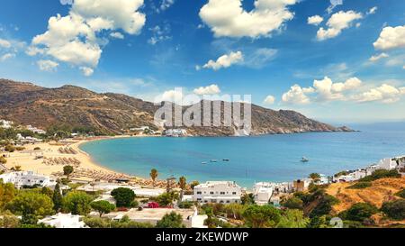 La spiaggia di sabbia Mylopotas nell'isola di iOS, Grecia Foto Stock