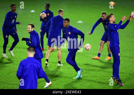 Zeist, Paesi Bassi. 14/11/2022, ZEIST - Daley Blind of Holland, Denzel Dumfries of Holland nel corso di una sessione di formazione della nazionale olandese presso il campus KNVB il 14 novembre 2022 a Zeist, Paesi Bassi. La nazionale olandese si sta preparando per la Coppa del mondo in Qatar. ANP OLAF KRAAK Foto Stock