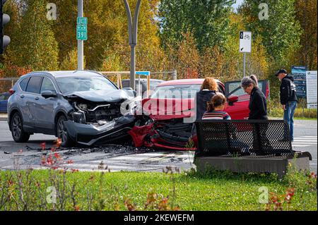 Rouyn-Noranda, Quebec, Canada, 2022-09-26 incidente con due auto, faccia a faccia, ad un incrocio Foto Stock