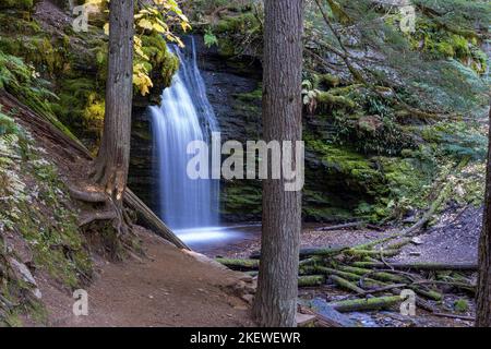 Un sentiero difficile da raggiungere premia un escursionista con due spettacolari cascate che sono gemme in Idaho, il Gem state. Foto Stock