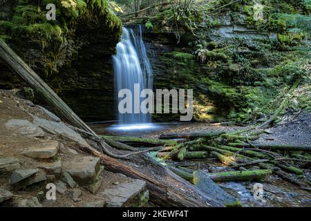 Un sentiero difficile da raggiungere premia un escursionista con due spettacolari cascate che sono gemme in Idaho, il Gem state. Foto Stock