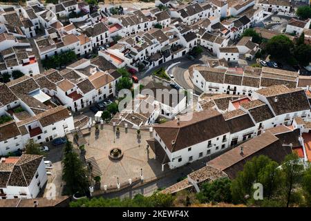 Vista ad alto angolo di una piazza della città di affascinante città andalusa Foto Stock