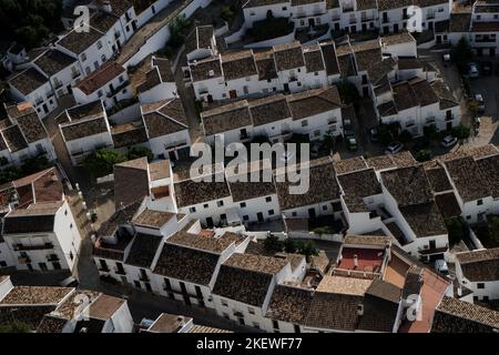 Vista ad alto angolo di una piazza della città di affascinante città andalusa Foto Stock