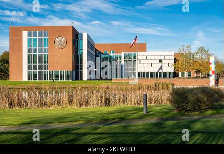 L'Aia, Paesi Bassi, 13.11.2022, Ambasciata degli Stati Uniti nei Paesi Bassi, esterno dell'edificio con bandiera americana Foto Stock