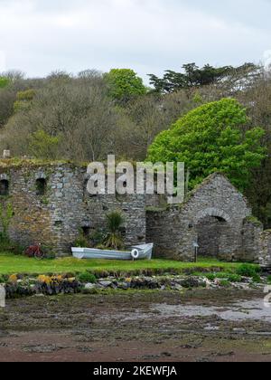 Le rovine di Arundel negozio di grano sulla riva di Clonakilty Bay in primavera. Un vecchio edificio in pietra in Irlanda, Europa. Monu architettonico storico Foto Stock