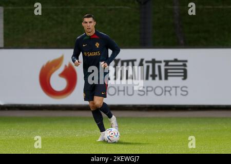 Oeiras, Portogallo. 14th Nov 2022. Il futuro portoghese Cristiano Ronaldo partecipa a una sessione di allenamento al campo di allenamento Cidade do Futebol di Oeiras, Portogallo, il 14 novembre 2022, in vista del torneo di calcio della Coppa del mondo del Qatar 2022. (Credit Image: © Pedro Fiuza/ZUMA Press Wire) Foto Stock