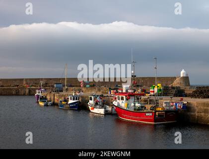 14 novembre 2022. Findochty, Moray, Scozia. Questa è una linea delle nuvole nel Moray Firth, visto dal porto di Findochty Foto Stock