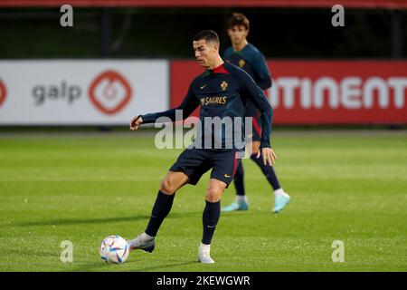 Oeiras, Portogallo. 14th Nov 2022. Il futuro portoghese Cristiano Ronaldo partecipa a una sessione di allenamento al campo di allenamento Cidade do Futebol di Oeiras, Portogallo, il 14 novembre 2022, in vista del torneo di calcio della Coppa del mondo del Qatar 2022. (Credit Image: © Pedro Fiuza/ZUMA Press Wire) Foto Stock