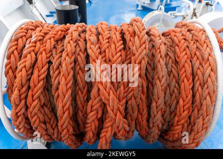 una baia con un cavo sulla nave. corda di ormeggio Foto Stock