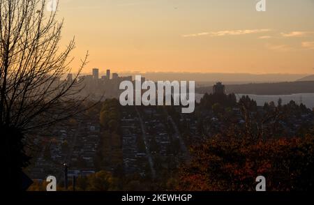 Splendido tramonto sullo skyline di Vancouver durante un giorno di novembre in autunno Foto Stock