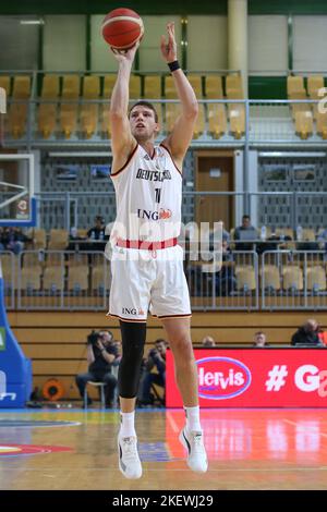 Capodistria, Slovenia. 14th Nov 2022. Pallacanestro: Qualificazioni Mondiali, Slovenia - Germania, Europa, 2nd° turno, Gruppo J, Il giorno 4, Bonifika Arena. Lukas Meisner dalla Germania lancia la palla. Credit: Matthias Stiekel/dpa/Alamy Live News Foto Stock