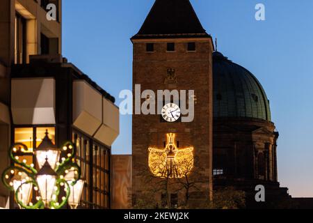 Norimberga, Germania. 14th Nov 2022. Al crepuscolo sulla Torre Bianca risplende un motivo d'angelo. Le luci di Natale di Norimberga sono state accese la sera. Credit: Daniel Karmann/dpa/Alamy Live News Foto Stock