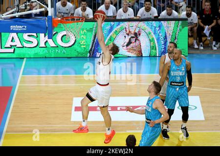 Capodistria, Slovenia. 14th Nov 2022. Pallacanestro: Qualificazioni Mondiali, Slovenia - Germania, Europa, 2nd° turno, Gruppo J, Il giorno 4, Bonifika Arena. Christian Sengfelder, dalla Germania, va in alto per una punk. Credit: Matthias Stiekel/dpa/Alamy Live News Foto Stock