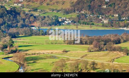 Patterdale e Glendding e Ullswater Head, guardando in basso da Angle Tarn Fells, gennaio, Patterdale zona, Lake District National Park, Nord Est Foto Stock