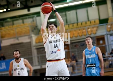 Capodistria, Slovenia. 14th Nov 2022. Pallacanestro: Qualificazioni Mondiali, Slovenia - Germania, Europa, 2nd° turno, Gruppo J, Il giorno 4, Bonifika Arena. David Krämer dalla Germania lancia la palla. Credit: Matthias Stiekel/dpa/Alamy Live News Foto Stock