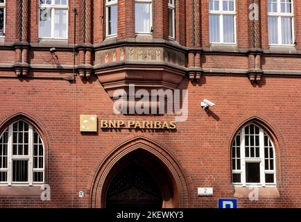 GDANSK, POLONIA - 30 LUGLIO 2022: BNP Paribas filiale internazionale in un edificio molto vecchio con ingresso ad arco Foto Stock