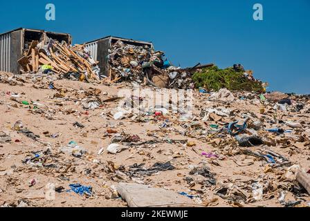 Tre semirimorchi riempiti di rifiuti in una discarica attiva. Foto Stock