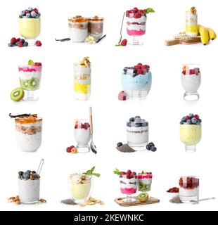 Set di gustosi budini di chia con frutta e noci in bicchieri su sfondo bianco Foto Stock