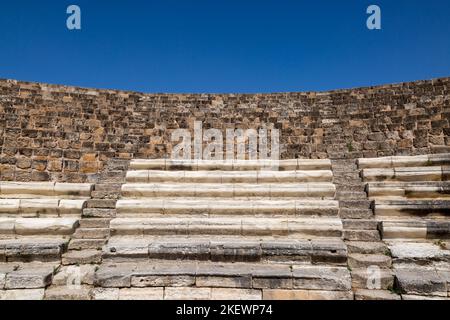 Un anfiteatro nelle antiche rovine di Salamis nel nord di Cipro Foto Stock