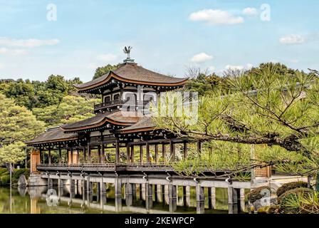 Taihei-kaku (Hashidono) presso il Giardino del Santuario di Heian Jingu a Kyoto, Giappone Foto Stock