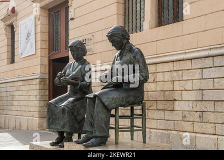 Inca , Spagna; ottobre 22 2022: Scultura in bronzo in omaggio a tutti i calzolai della città maiorchina di Inca, Spagna Foto Stock