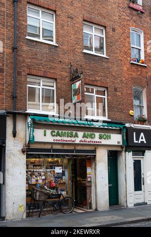 Londra, Regno Unito. 12th Novembre 2022. La gastronomia italiana i Camisa and Son è raffigurata in Old Compton Street, Soho. Il primo negozio di alimentari Camisa ha aperto a Londra nel 1929 e il negozio esistente è stato aperto a Old Compton Street nel 1961. Credit: Notizie dal vivo di Mark Kerrison/Alamy Foto Stock