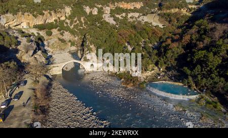 Vista aerea del drone di persone che nuotano e fanno il bagno nelle terme calde in una giornata invernale. Belle meraviglie naturali. Connessione con la natura. Foto Stock