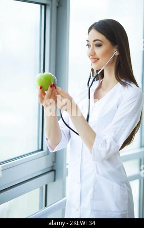 Salute. Dieta sana. Medico Dietiziano Holding in mani fresco Gr Foto Stock