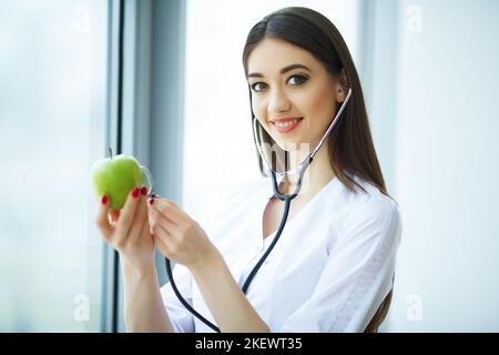 Salute. Dieta sana. Medico Dietiziano Holding in mani fresco Gr Foto Stock